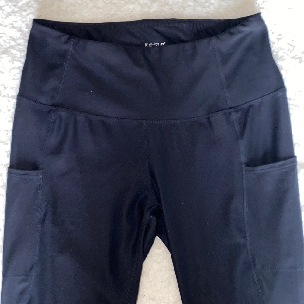 Black Yoga Leggings W/ Phone Pocket (L)